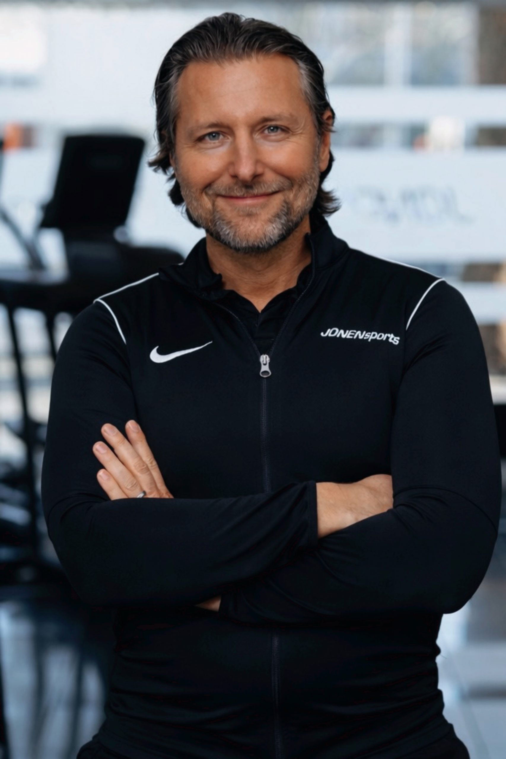 Marc-Alexander Jonen, Sportwissenschaftler im Diplomstudiengang in Sportrehabilitation & Psychatrie. Seit 1999 selbstständig und Inhaber bzw. Gründer des JONENsports-Personal-Training-Konzepts mit einer eigenen Personal-Trainer-Ausbildungsakademie. 2016 eröffnete er das größte Personal-Training-Studio in Deutschland. Darüber hinaus ist er Dozent für Hochschulen und Experte im Bereich Personal Training und berät Reha- und Physiotherapie-Praxen.