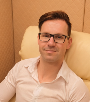 Tim Kocher, <br />
nach 10 Jahren geistes-/sprachwissenschaftlicher Lehre und Forschung machte er aus Liebe zum Sport eine Ausbildung zum medizinischen Fitness- und Personal-Trainer. Er ist die Überzeugung, dass jeder Mensch durch seinen Lebensstil einen wichtigen Beitrag zu mehr Lebensqualität und Lebensfreude leisten kann. Mit seinem Geschäftspartner Frank gründete er aus Überzeugung die  Oxythea Lounge für Kryotherapie. Angeboten werden neueste Kombinationstherapien aus Kälte, Wärme, Licht, Sauerstoff sowie Vakuum Über-/Unterdruck - speziell für Menschen mit wenig Zeit, die schnell und effektiv Ergebnisse erzielen möchten. <br />
n.